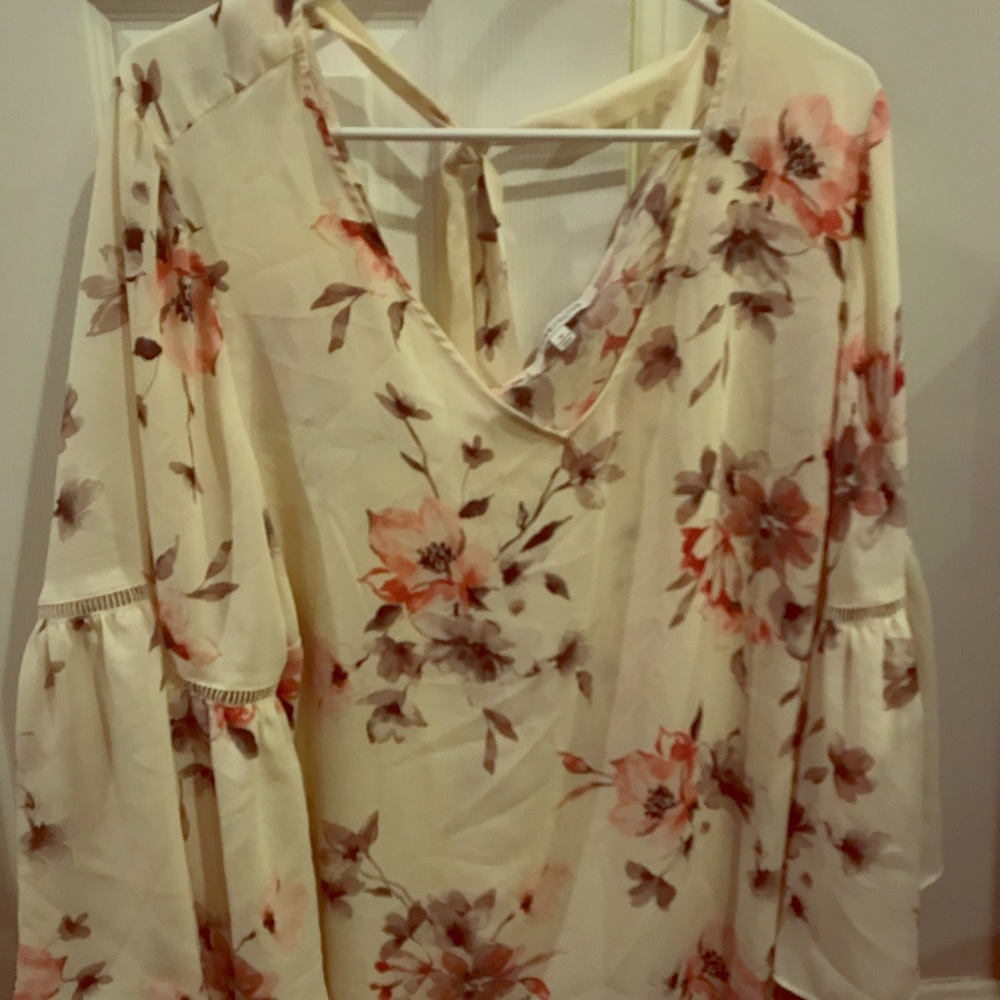 Floral flowy top!